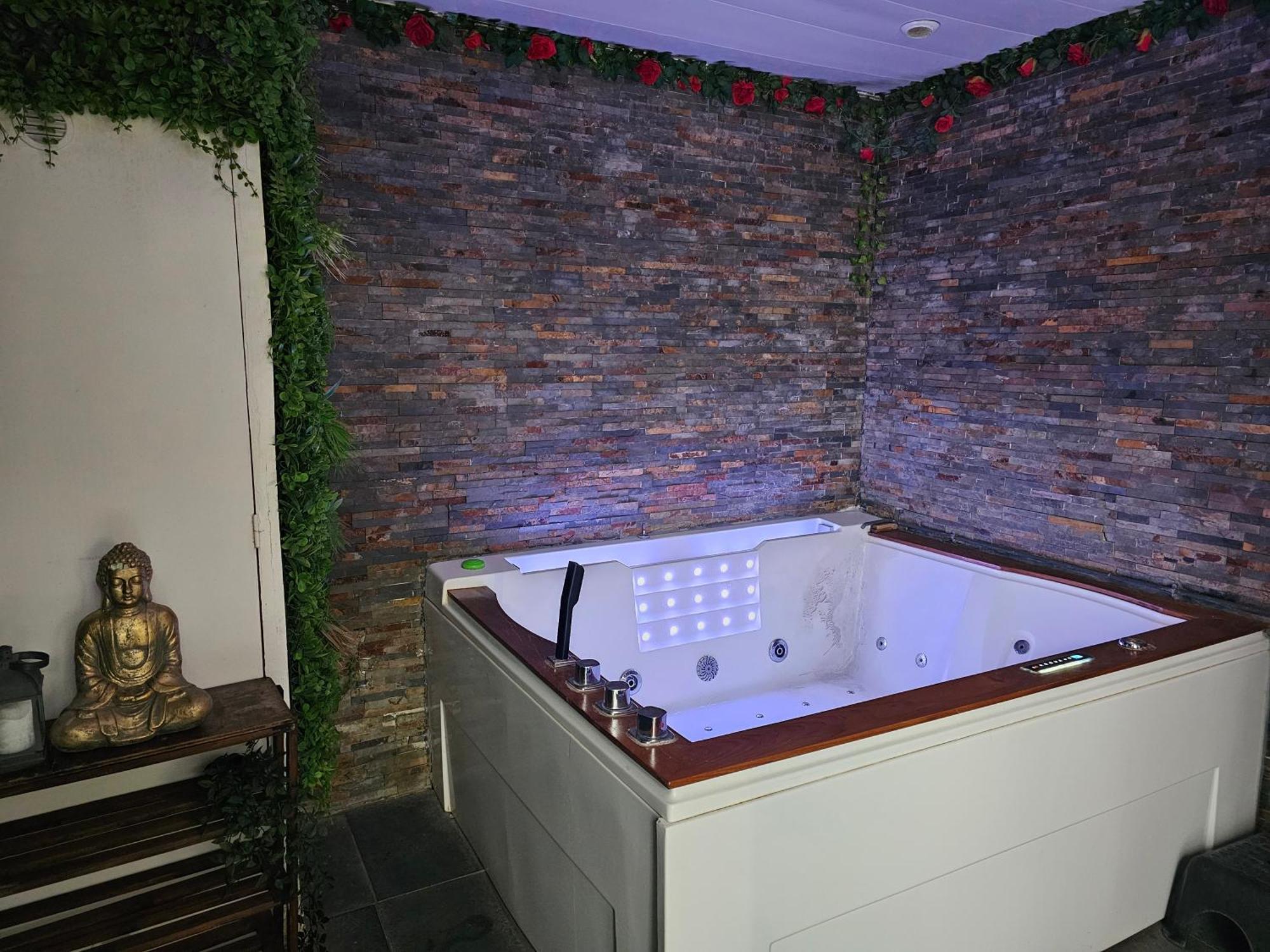 Les Bulles Medievales - Appartement Dedie Au Bien Etre Avec Spa - Netflix Et Wifi - Climatisation Carcassonne Bagian luar foto